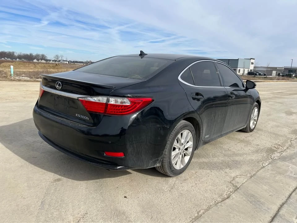 2014 Lexus ES 6th Gen - Image 2 of 15