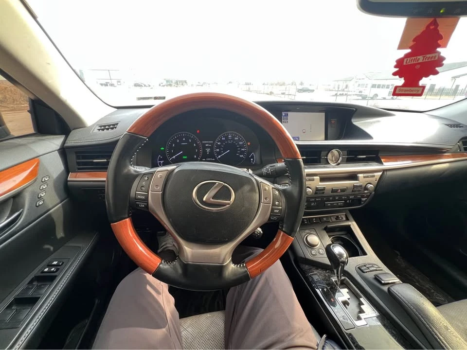 2014 Lexus ES 6th Gen - Image 8 of 15