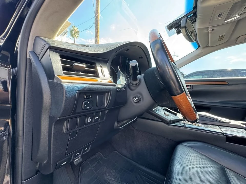 2014 Lexus ES 6th Gen - Image 14 of 18