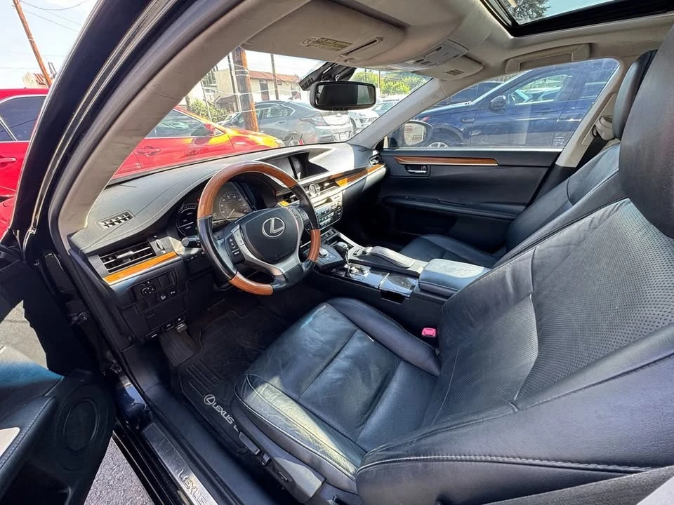 2014 Lexus ES 6th Gen - Image 9 of 18