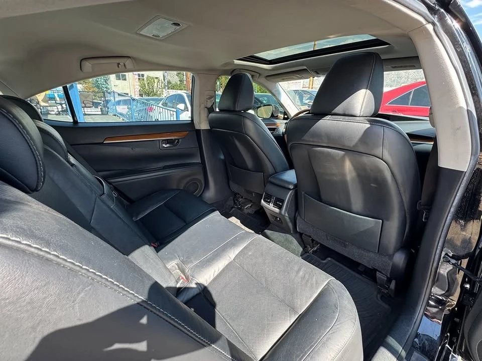 2014 Lexus ES 6th Gen - Image 16 of 18