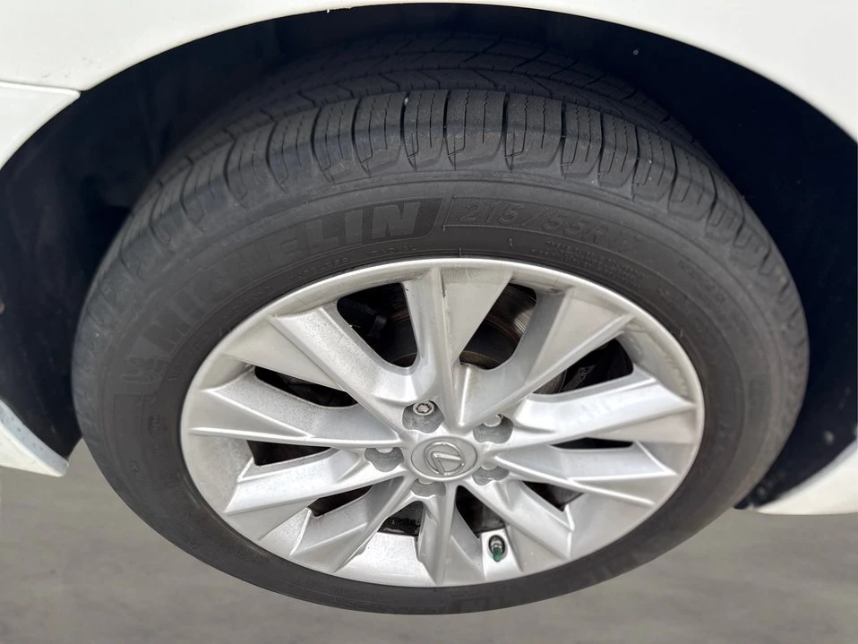 2014 Lexus ES 6th Gen - Image 19 of 20