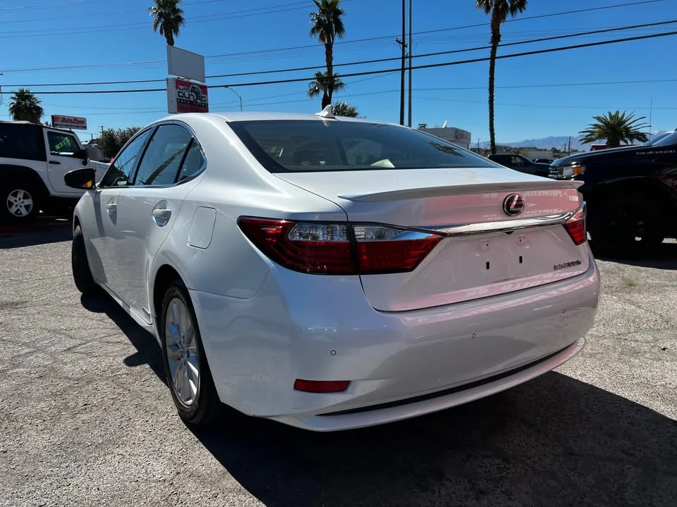 2014 Lexus ES 6th Gen - Image 9 of 10