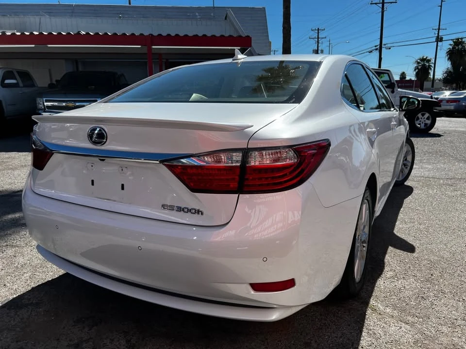 2014 Lexus ES 6th Gen - Image 5 of 10