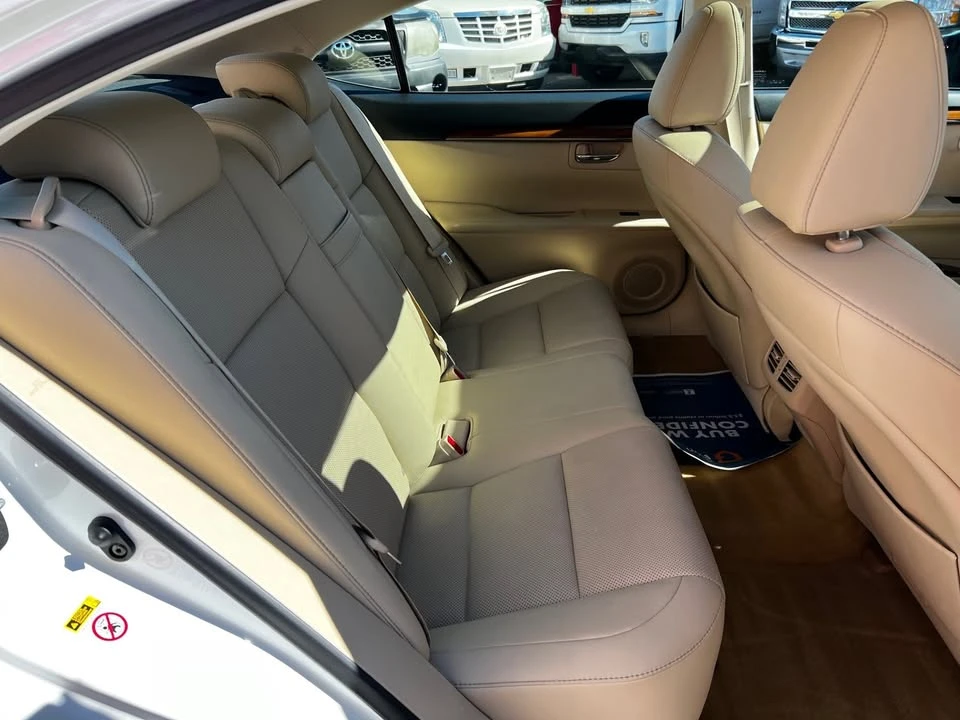 2014 Lexus ES 6th Gen - Image 7 of 10