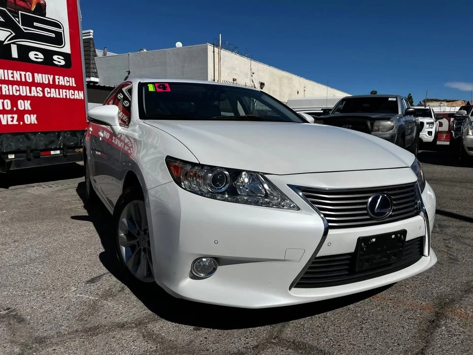 2014 Lexus ES 6th Gen - Image 6 of 10