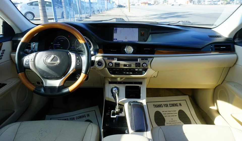 2014 Lexus ES 6th Gen - Image 9 of 11