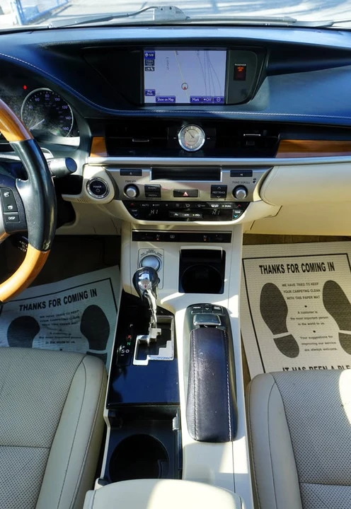 2014 Lexus ES 6th Gen - Image 10 of 11