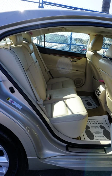 2014 Lexus ES 6th Gen - Image 6 of 11