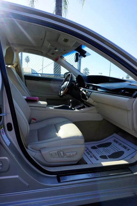 2014 Lexus ES 6th Gen - Image 5 of 11