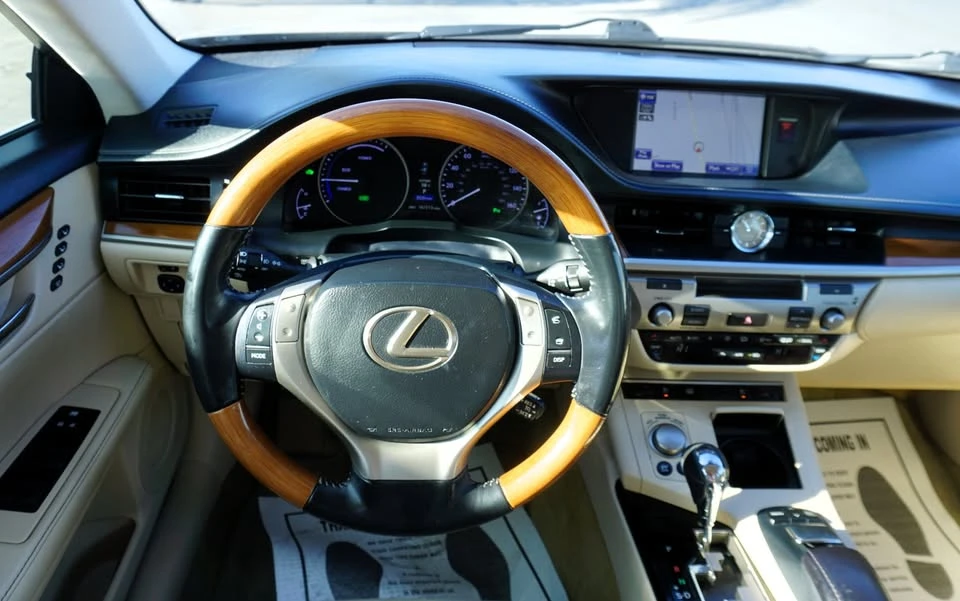 2014 Lexus ES 6th Gen - Image 8 of 11