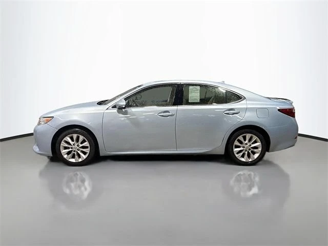 2014 Lexus ES 6th Gen - Image 5 of 13