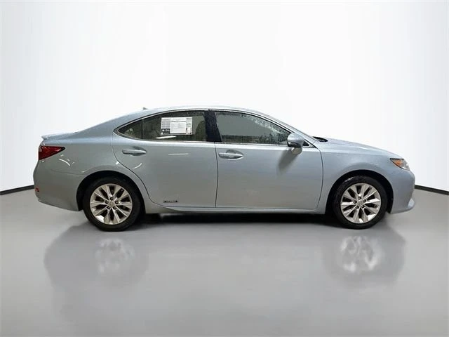 2014 Lexus ES 6th Gen - Image 2 of 13