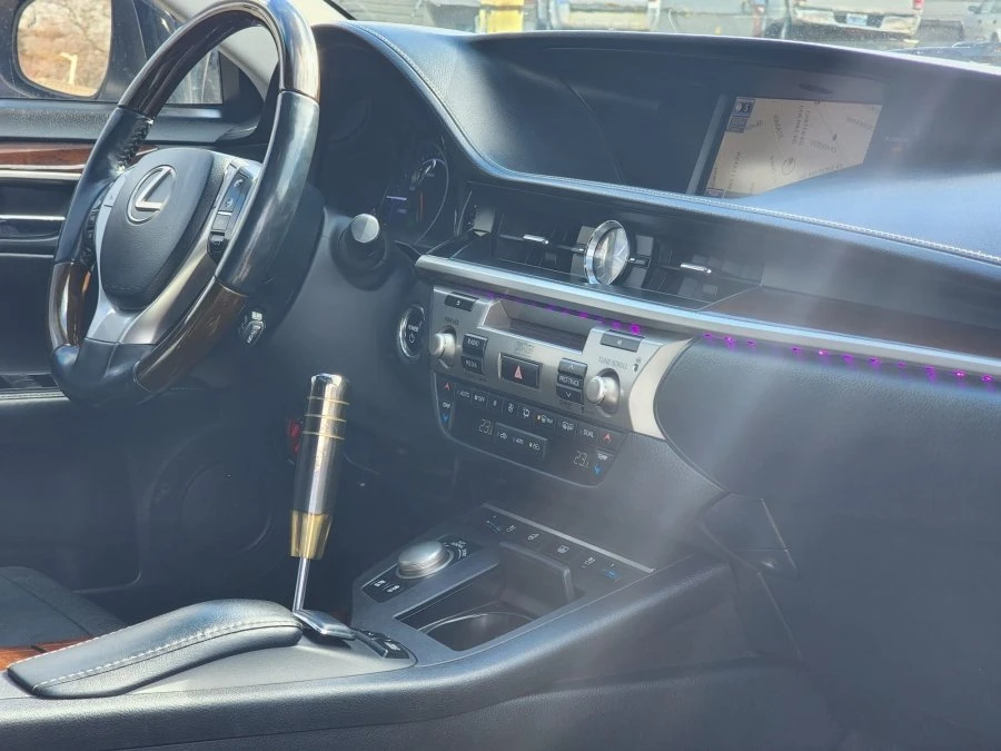 2014 Lexus ES 6th Gen - Image 8 of 14