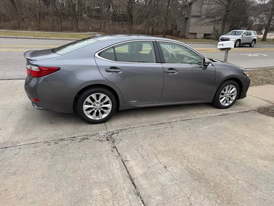 2014 Lexus ES 6th Gen - Image 3 of 18