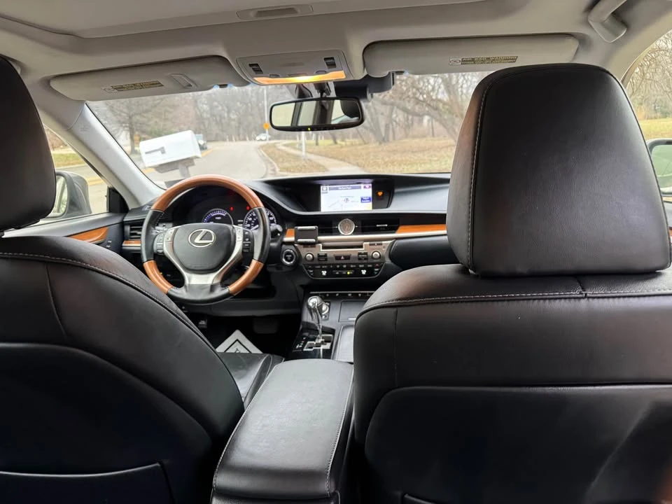 2014 Lexus ES 6th Gen - Image 11 of 18
