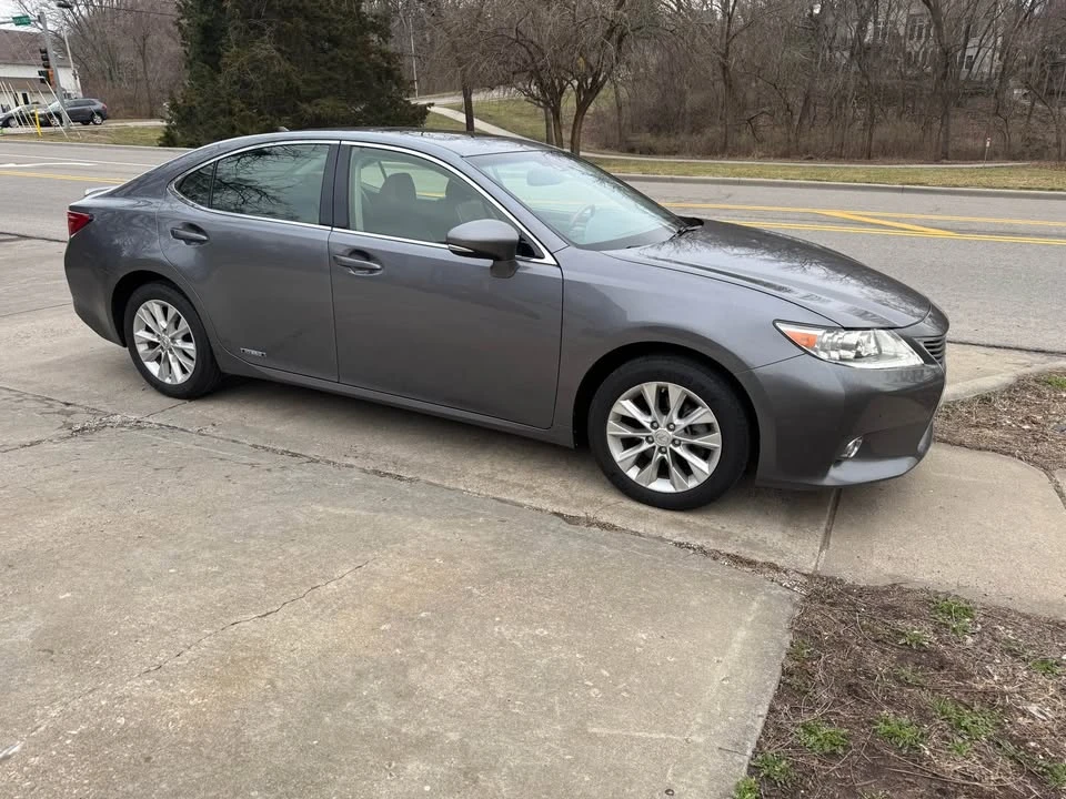 2014 Lexus ES 6th Gen - Image 2 of 18