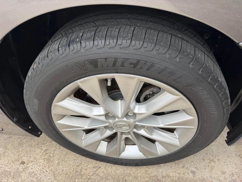 2014 Lexus ES 6th Gen - Image 15 of 18