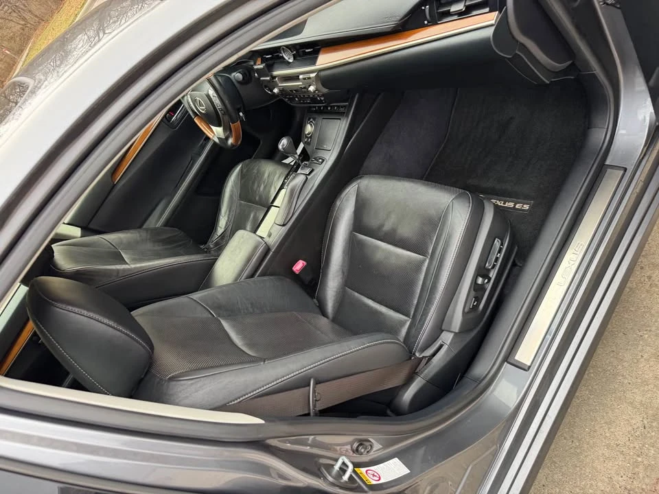 2014 Lexus ES 6th Gen - Image 8 of 18