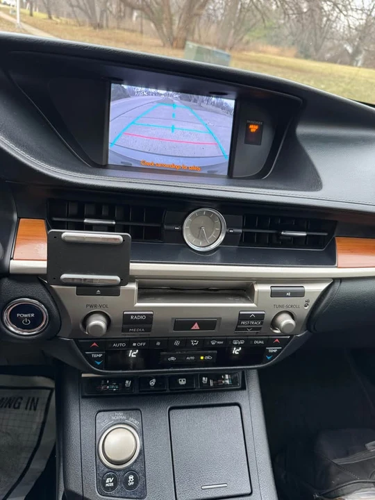 2014 Lexus ES 6th Gen - Image 17 of 18