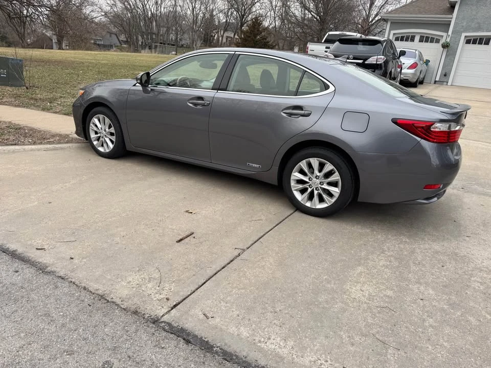 2014 Lexus ES 6th Gen - Image 5 of 18