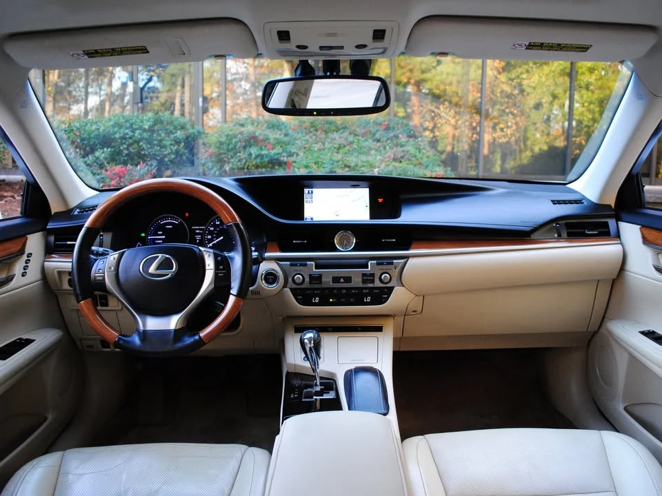 2014 Lexus ES 6th Gen - Image 11 of 17