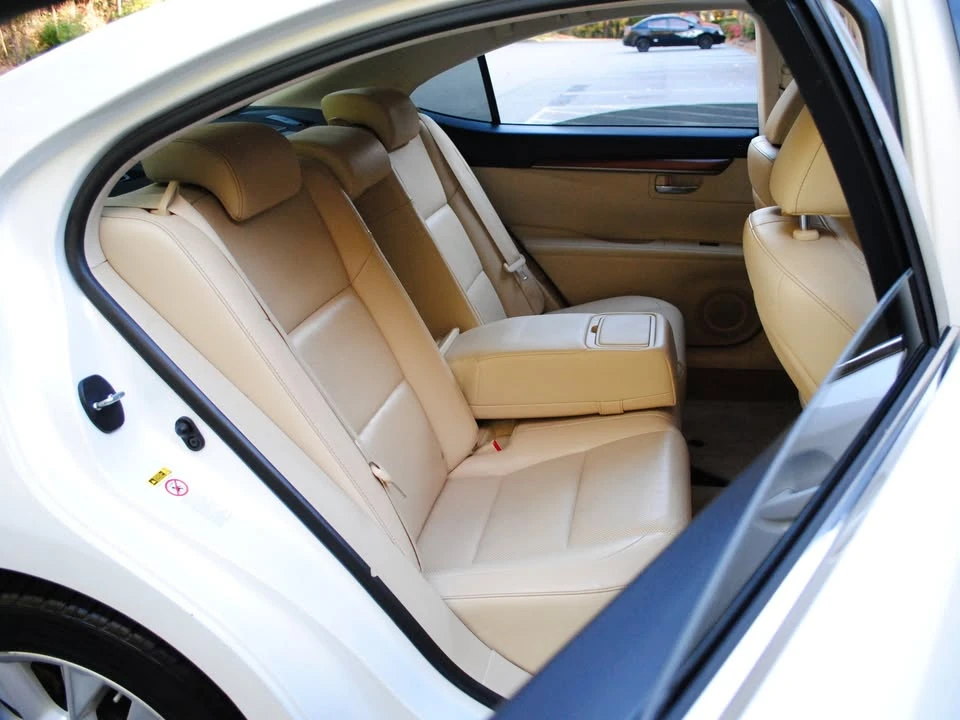 2014 Lexus ES 6th Gen - Image 8 of 17