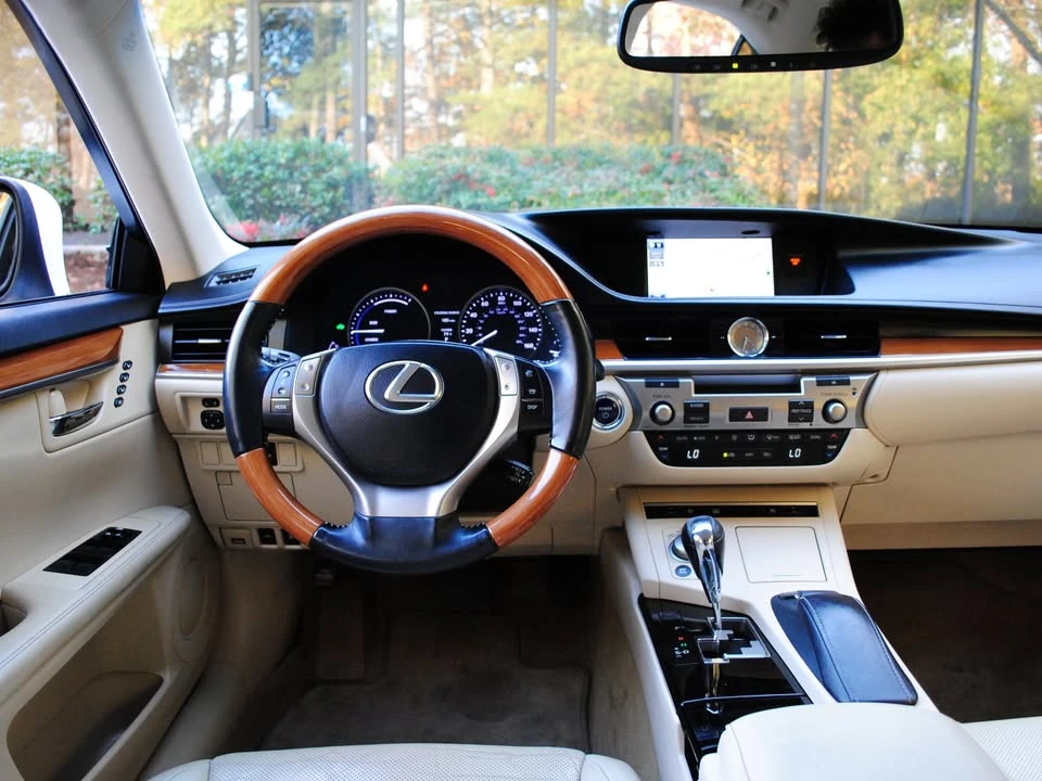2014 Lexus ES 6th Gen - Image 12 of 17