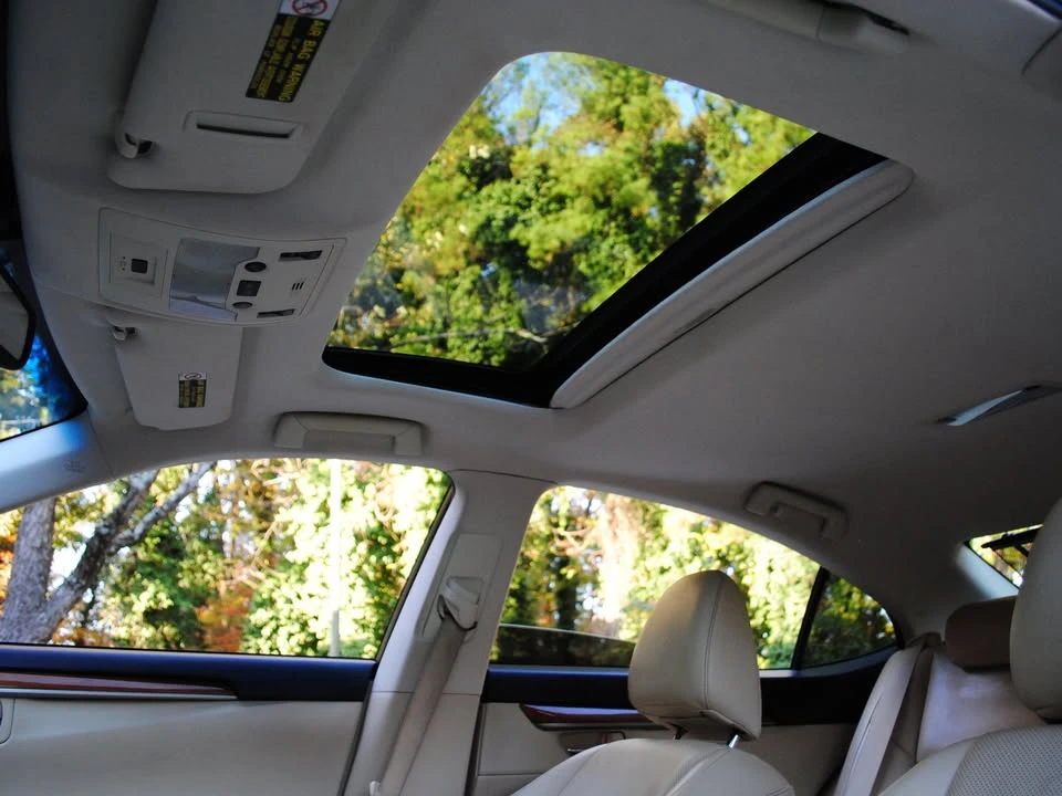 2014 Lexus ES 6th Gen - Image 13 of 17