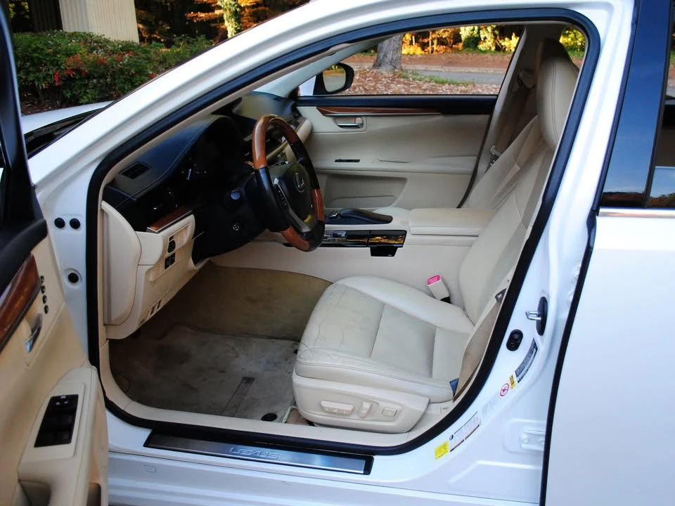 2014 Lexus ES 6th Gen - Image 5 of 17