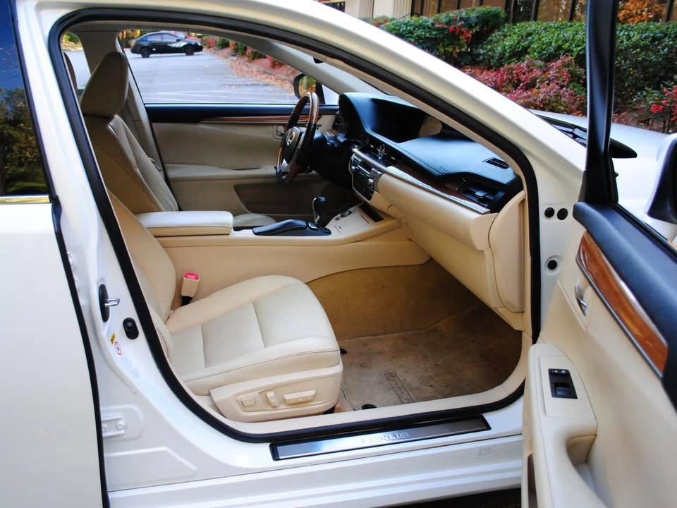 2014 Lexus ES 6th Gen - Image 10 of 17