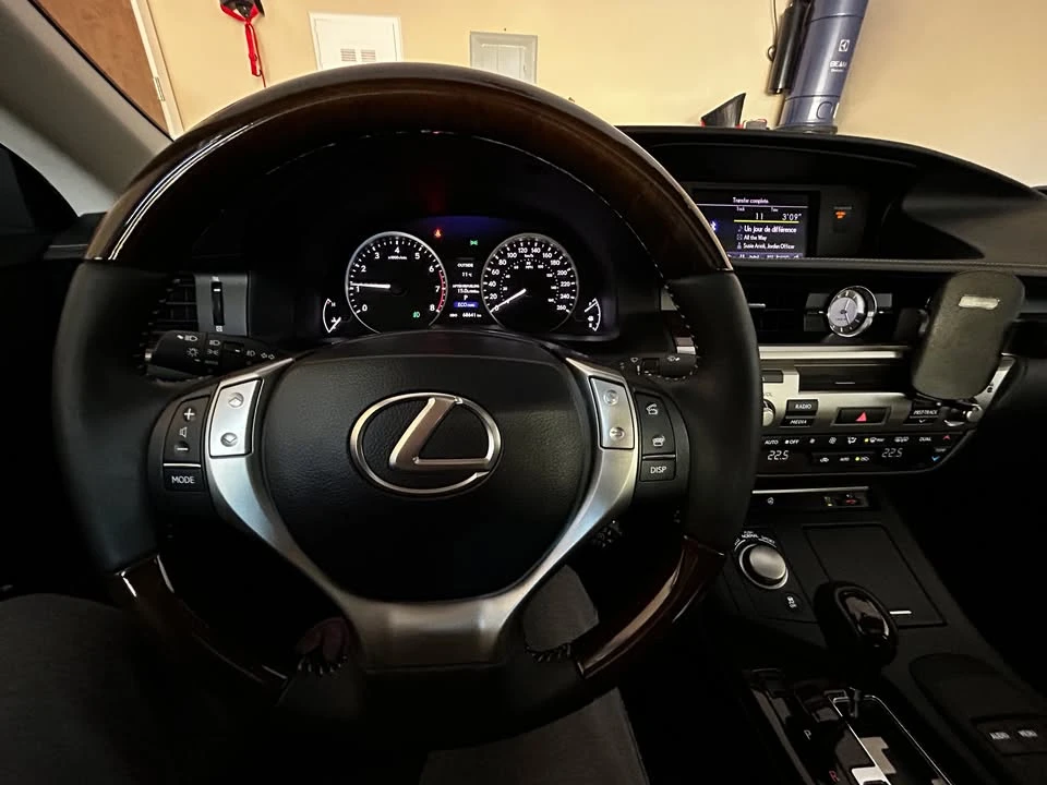 2014 Lexus ES 6th Gen - Image 10 of 14