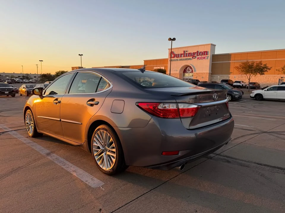 2014 Lexus ES 6th Gen - Image 4 of 19
