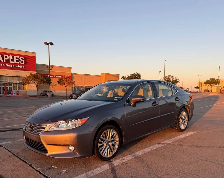 2014 Lexus ES 6th Gen - Image 3 of 19