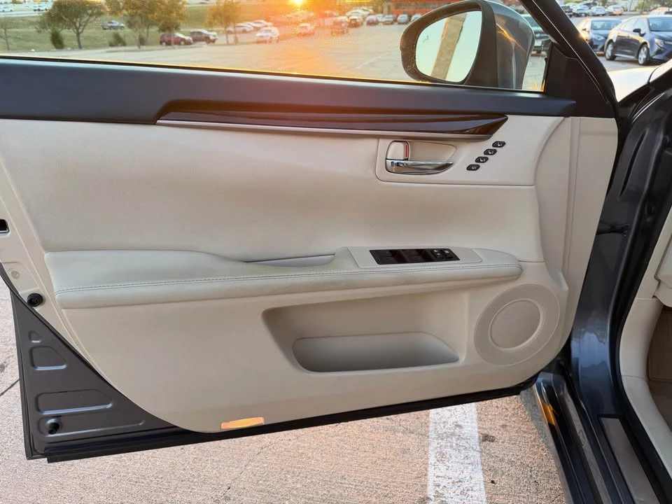 2014 Lexus ES 6th Gen - Image 10 of 19