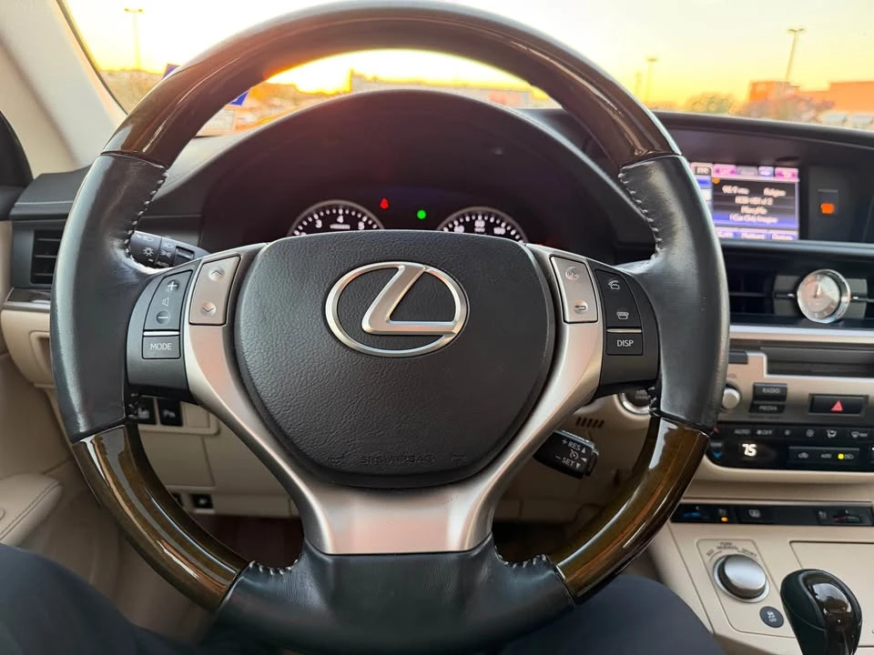 2014 Lexus ES 6th Gen - Image 15 of 19