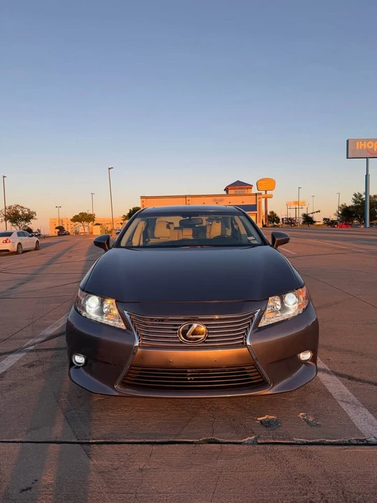 2014 Lexus ES 6th Gen - Image 2 of 19