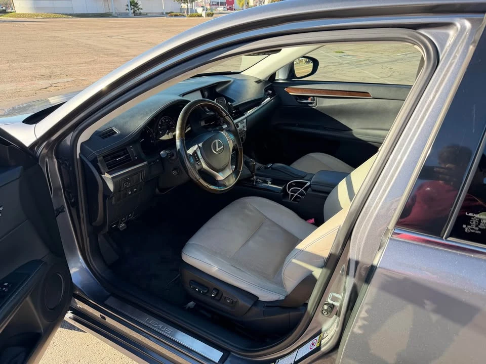 2014 Lexus ES 6th Gen - Image 3 of 9
