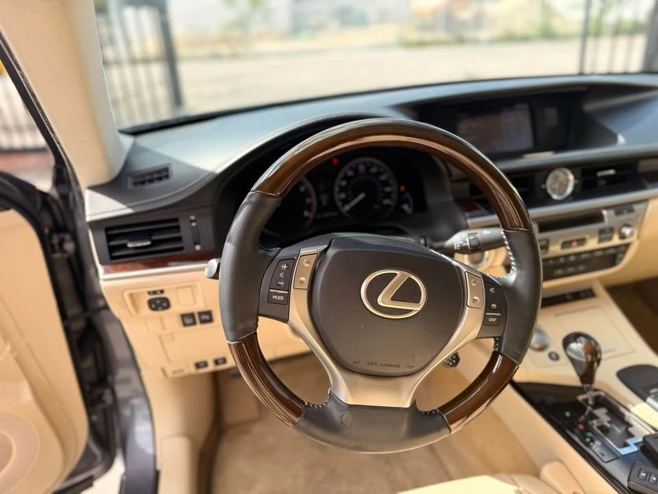 2014 Lexus ES 6th Gen - Image 7 of 12