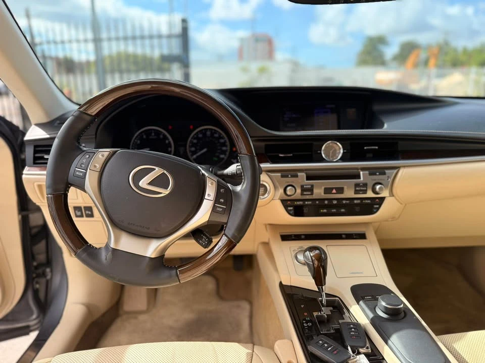 2014 Lexus ES 6th Gen - Image 9 of 12