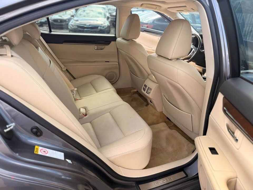 2014 Lexus ES 6th Gen - Image 10 of 12