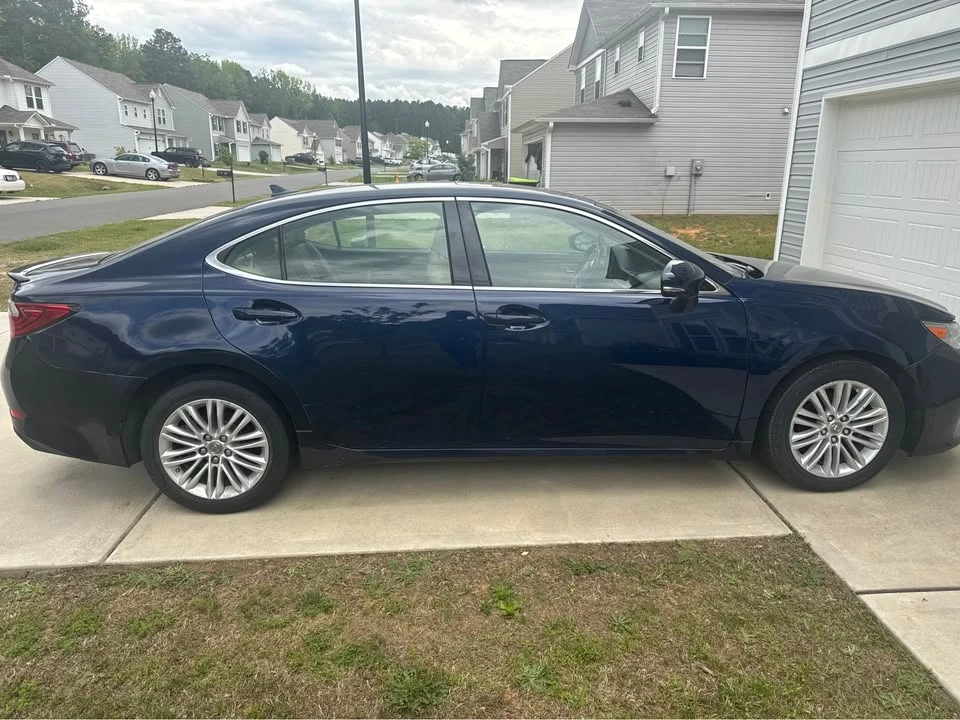 2014 Lexus ES 6th Gen - Image 3 of 4