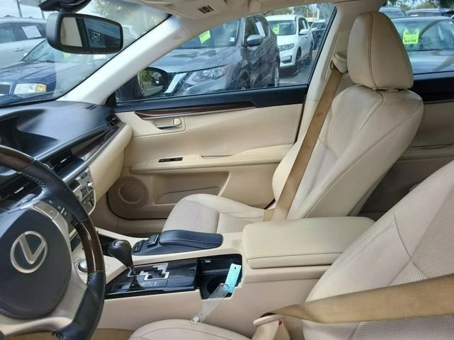2014 Lexus ES 6th Gen - Image 9 of 12