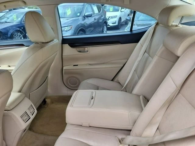 2014 Lexus ES 6th Gen - Image 11 of 12