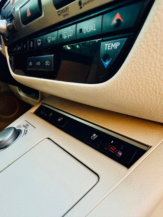 2014 Lexus ES 6th Gen - Image 16 of 18