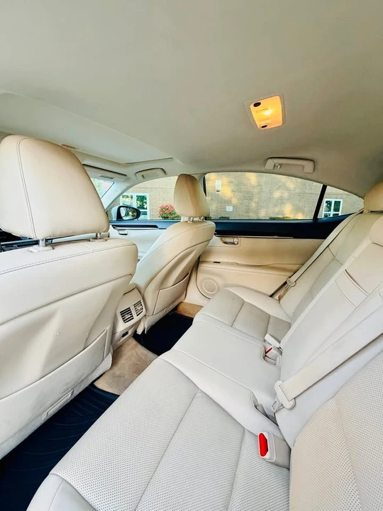2014 Lexus ES 6th Gen - Image 10 of 18