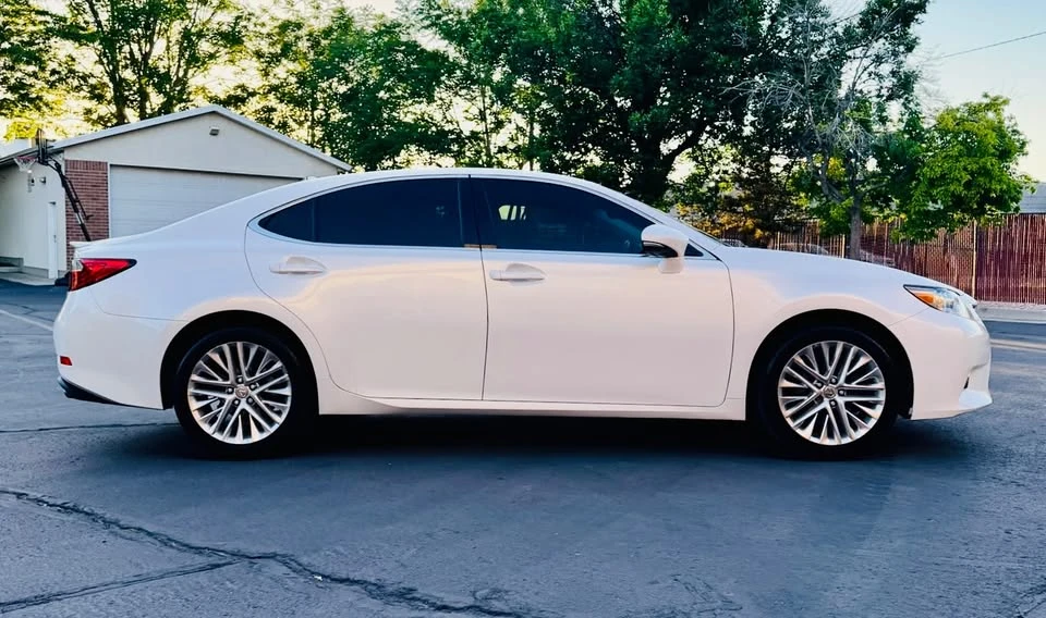 2014 Lexus ES 6th Gen - Image 2 of 18
