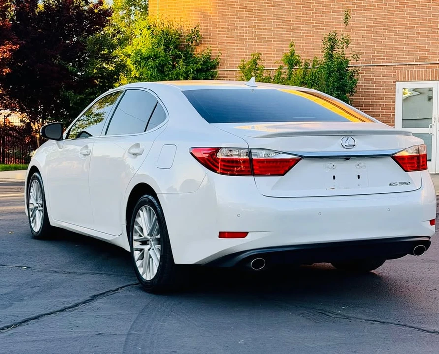 2014 Lexus ES 6th Gen - Image 5 of 18