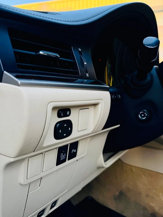 2014 Lexus ES 6th Gen - Image 17 of 18