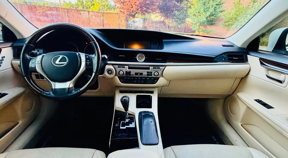 2014 Lexus ES 6th Gen - Image 11 of 18